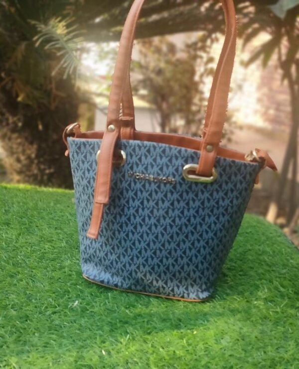 MK   Signature Crossbody Bag – Elegant and Versatile Designer Handbag for Women"